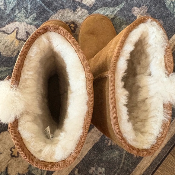 Koolaburra Ugg Tan Boots with Faux Fur and Bow Accents - Picture 5 of 6